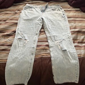 Light wash jeans, distressed at the knee